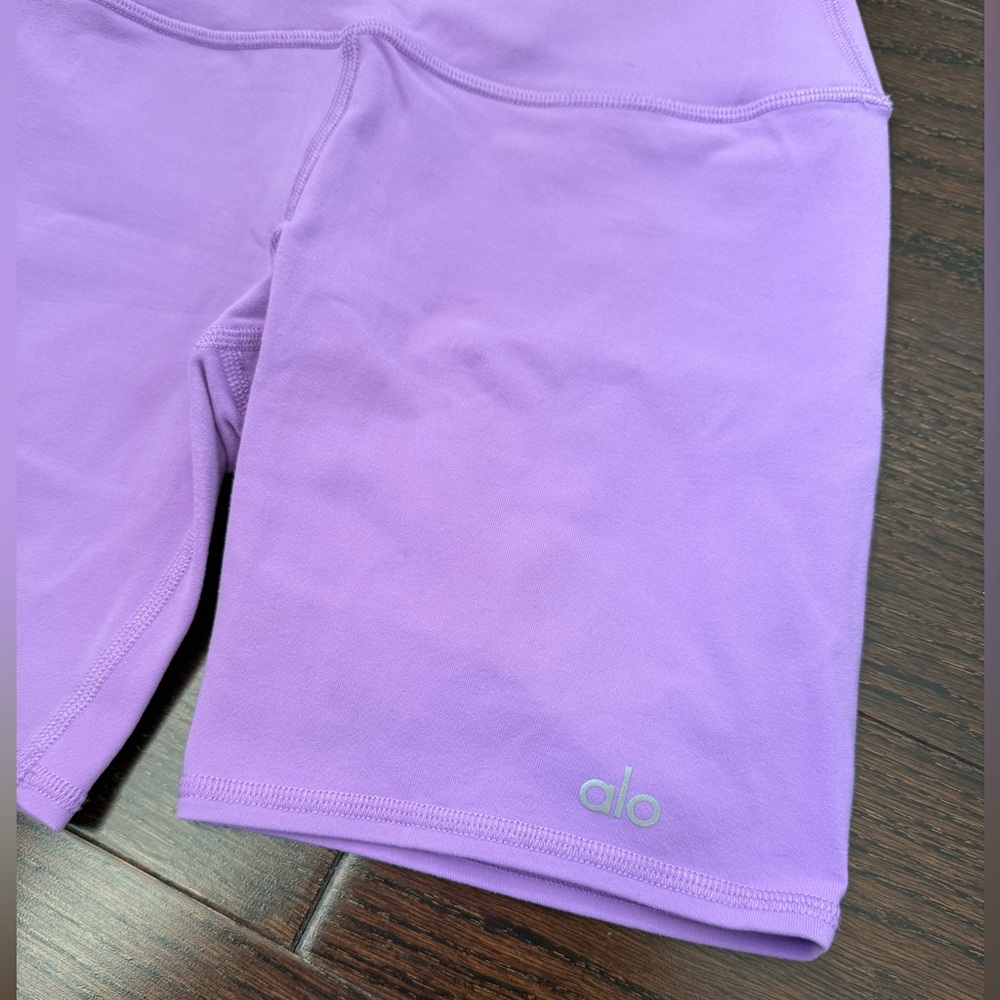 Alo Yoga Lilac Biker Shorts - Picture 4 of 7
